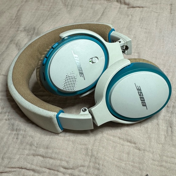 BOSE WHITE SOUNDLINK ON-EAR BLUETOOTH WIRELESS HEADPHONES - Picture 14 of 14